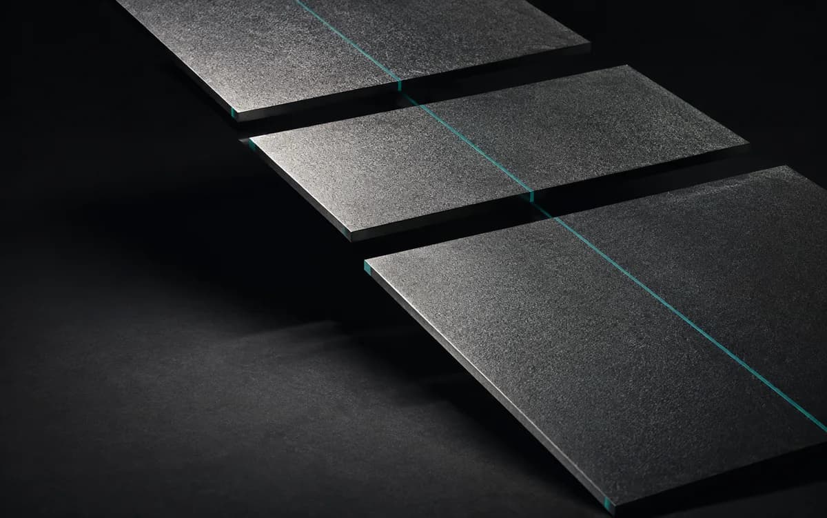 Precisely separated graphite layers connected by a fine teal line